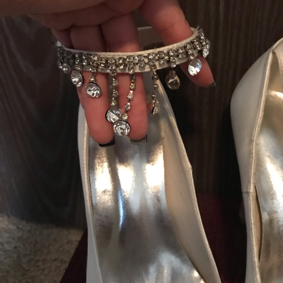 Beautiful wedding pumps with bedazzled ankle strap - Picture 3 of 5
